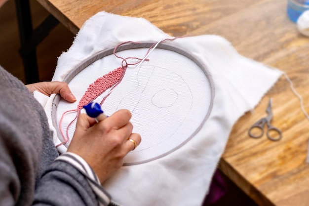 haftująca osoba przy tamborku
