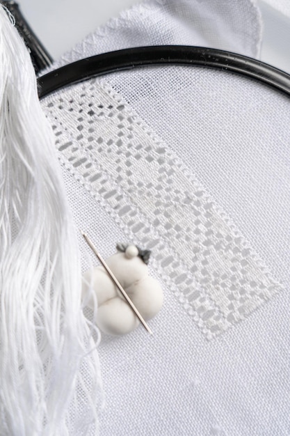 haftowane wzory na lnianej tkaninie